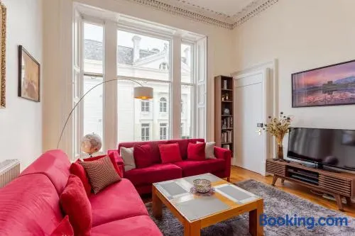 Great Location! 2BD,2 Bath in Centre of Edinburgh - Image 1