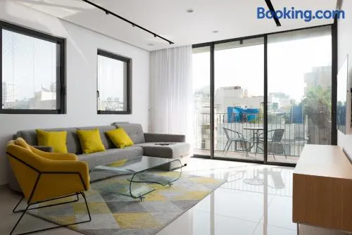 Luxury 2bdrm balcony & parking close to the Beach - Image 1