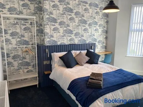 Exceptional 5 bed house near City Centre - Image 1