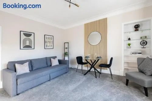 Modern West End Flat, Near Hospital and City Centre - Image 1