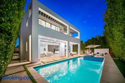 Luxurious Retreat - Modern House with Pool - Image 1