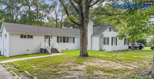Spacious 4br home with big yard near downtown - Image 1