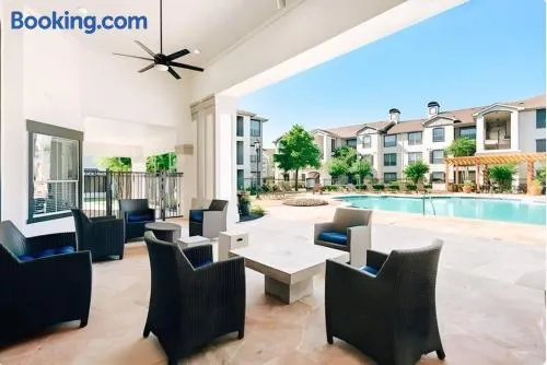 Vibrant Oasis in the Heart of Midtown & Downtown - Image 1