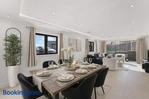Exquisite 4BR Designer Home with Smart Features, Free Parking & SkyStream - Sleeps Up To 10 in Gerrards Cross SL9 - Image 1