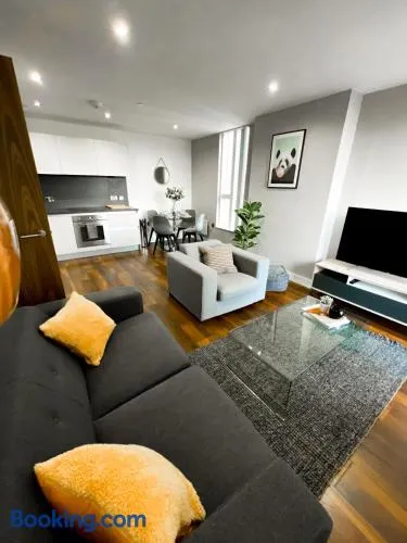 The Panda - Modern 2 Bedroom Apt in Manchester City Centre - Image 1