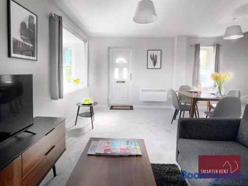 Stylish 4 bedroom Townhouse - Central Wokingham - Image 1