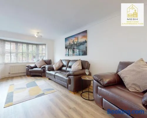 Mesh Accommodation - Modern 3-Bedroom Ashford Home , Sleeps 5, Free Parking Included - Image 1