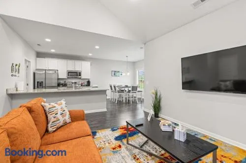 Beautiful and SUPER comfy home! - Image 1
