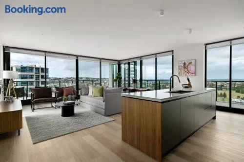 Elevated 3BR Stay - Views Amenities Parking - Image 1