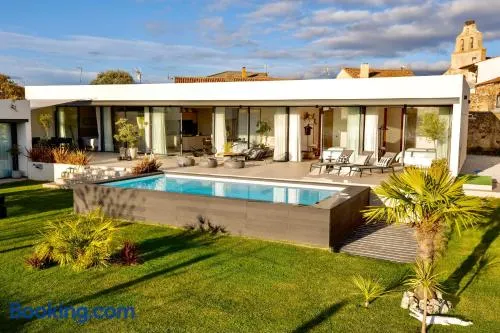 Villa de Diseño con Piscina Privada - Image 1