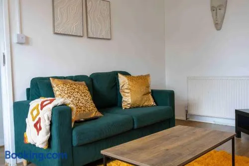 3-bed-Patchway-Self-check-in-Parking-Wi-Fi-Sleeps 5 - Image 1