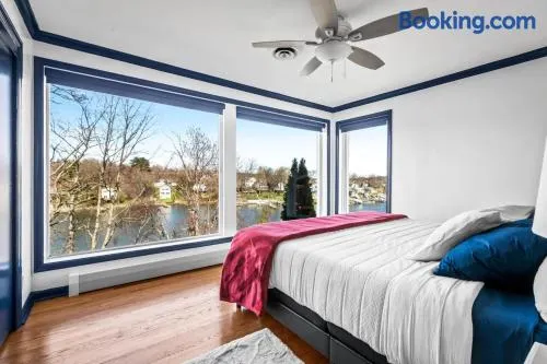 Waterfront 5 Bedroom Near BWI Annapolis Baltimore - Image 1