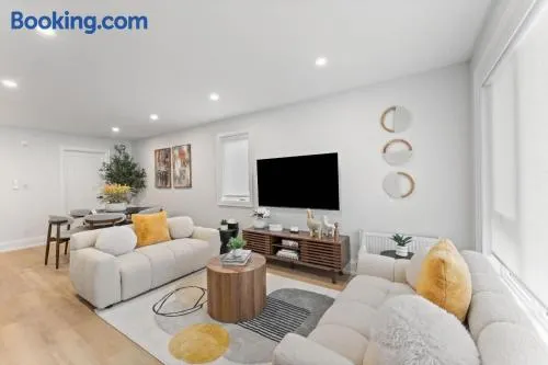 Luxury Deluxe 2 BR - 2 Beds - Stylish - New Build Downtown - Image 1