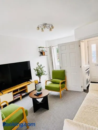 Relaxing Modern Stay for Families and Groups - Image 1