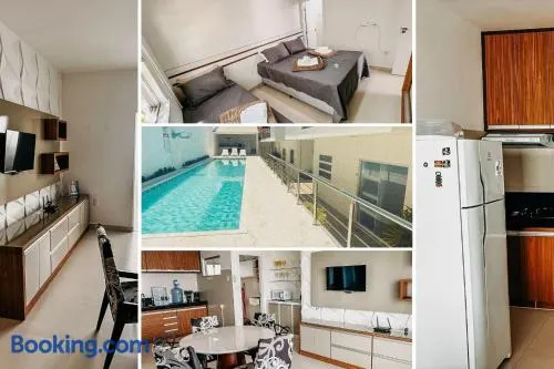 Apto Térreo com 2 quartos (ambos com ar split), sendo 1 suíte, internet privativa 300MBPS, no Residencial Vila Regina, condominio com piscina e área gourmet bem próximo a praia de Taperapuã - Image 1