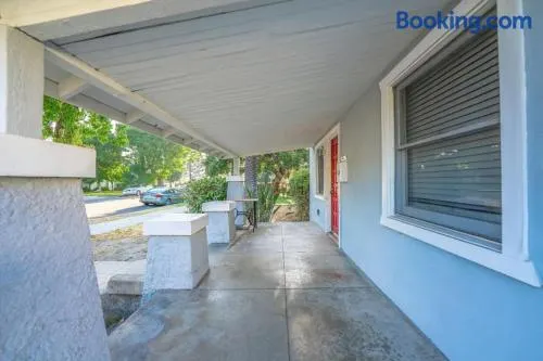 Charming Monrovia Bungalow Near Pasadena and LA - Image 1