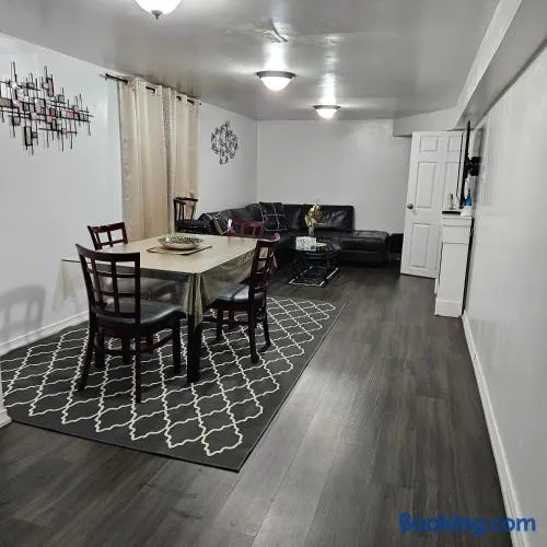 Queen bedroom - Image 1