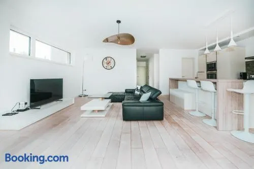 Modern 2 Bed with Garden - Bridel - Image 1