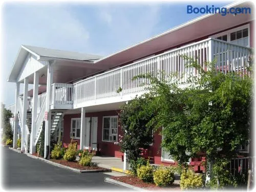 The Burgundy Inn Hotel and Apartments - Image 1