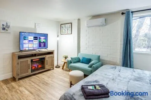 Studio w/ King Bed near Dwtn - Image 1