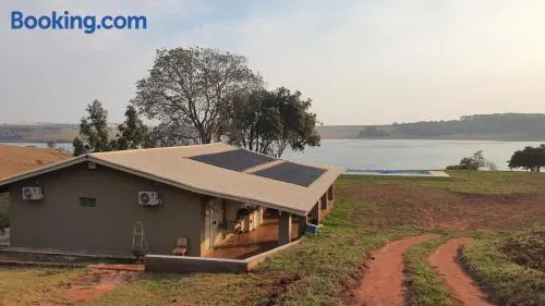 Casa de campo de alto padrão à beira da represa - Image 1