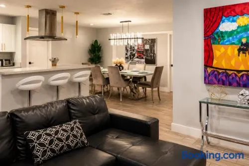Modern Miami Home l Sleeps 12 l Free Parking - Image 1