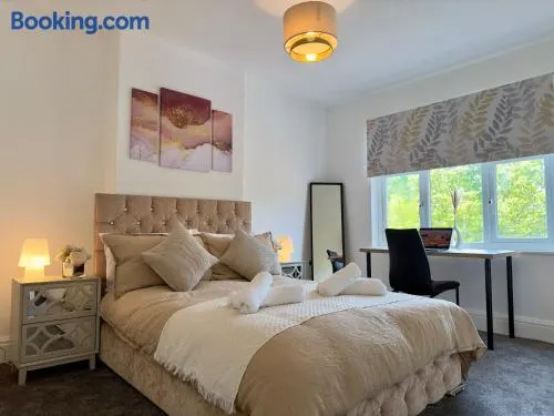 Spacious Detached Home Close to City with Ample Parking on the Drive - Image 1