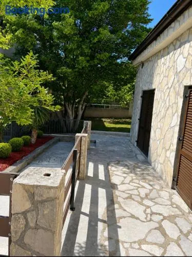 House Lino - Image 1