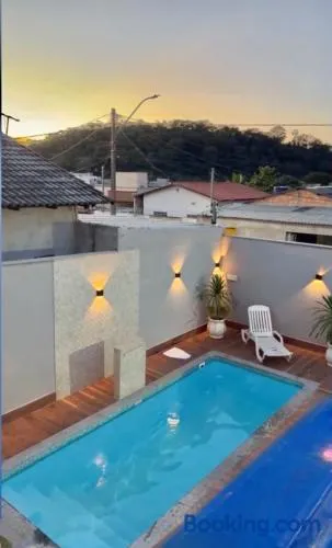 Casa com Piscina Próxima ao MotoGP Ideal para Grupos - Image 1