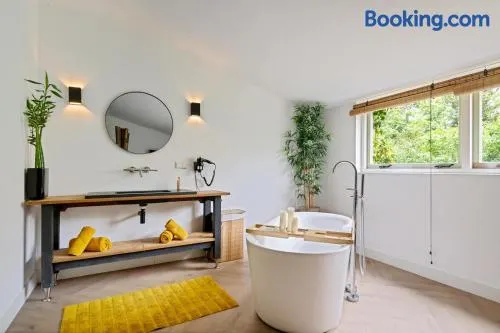 Bamboe Suite Bentveld met ligbad en gratis parkeren - Image 1