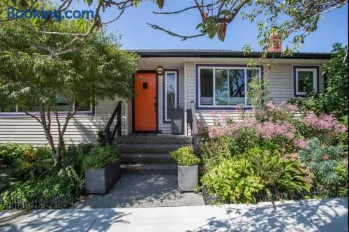 The Orange Door Bungalow- 2-BR w private yard, walkable to cafes & restaurants, 10 min to DT - Image 1