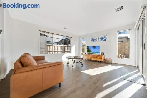Modern 4-Bedroom Retreat, Steps from Park & Mall, New & Stylish! - Image 1