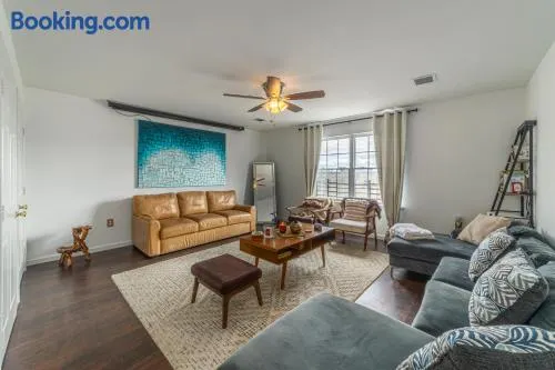 Huge 3BR Urban Gem just 3 miles to NYC plus Free Parking - Image 1