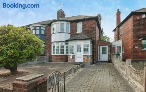 Sleeps 8 - Cosy Contractor and Family Stay - Sandwell Station - Image 1