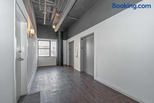 McCormick Place Beautiful Studio Suite with Optional Parking and Gym Access Sleeps 4 Near Soldier Field and Downtown Chicago - Image 1