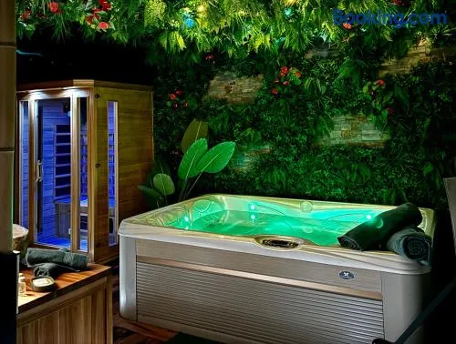 Jungle Love Room - Image 1