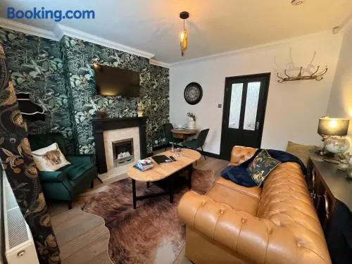 Contemporary & Chic inner terrace 5 mins from Barnsley town centre - Image 1