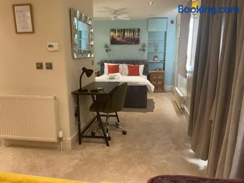 Studio Flat Central Cheltenham Parking off road - Image 1