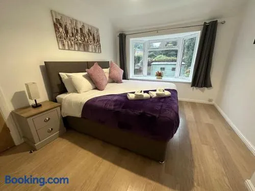 Spacious 3 Bed House with Parking and Garden - Image 1