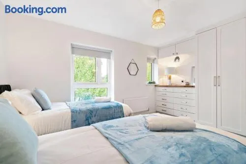 House - Sleeps 4 - Garden - Parking - Image 1