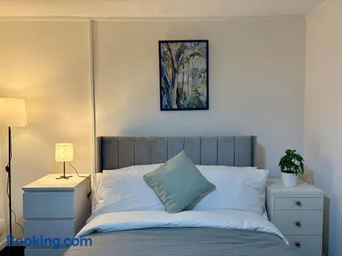 Bright and Spacious 2 Bed Flat Sleeps 5 - Image 1