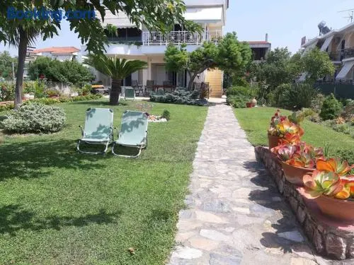 Παραθαλάσσιο διαμέρισμα με κήπο στον Αγιόκαμπο - Image 1