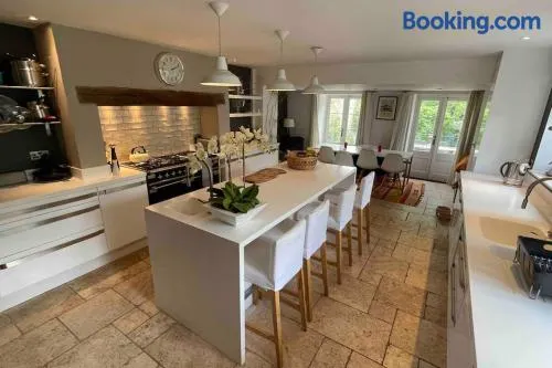 Large 4 bed house in Malmesbury, great for big families - Image 1