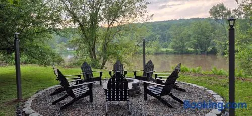 Charming 3-BR Riverside country farmhouse Retreat Huge Yard & Fire Pit - Image 1