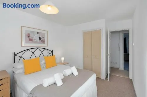 Free Parking - Central - Sleeps 4 - Image 1
