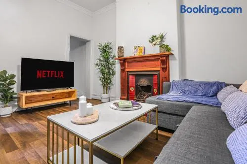 Spacious 4 Bedroom House Darling Harbour-10 Guests - Image 1