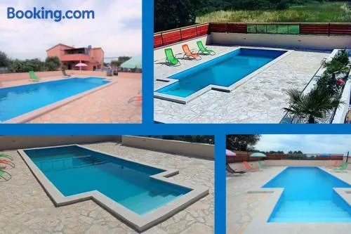 Sunny apartment with pool - Image 1