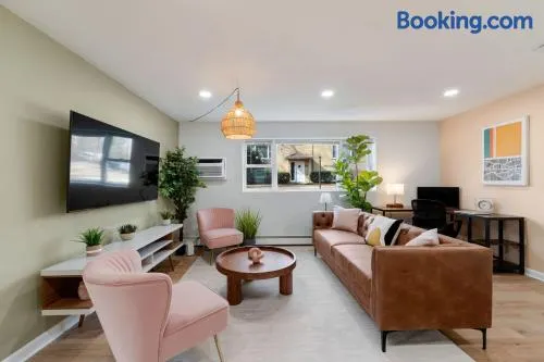 Relaxing 1 Bedroom with Free Parking Workdesk - Image 1