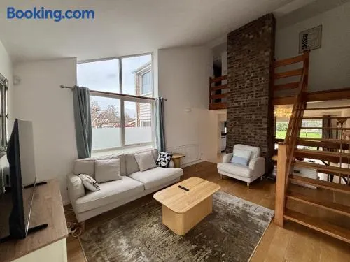 Spacious 4-Bed Home in Ascot - Image 1