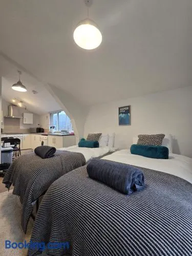 1 bed flat, free parking, canalside, sleeps 2 - Image 1